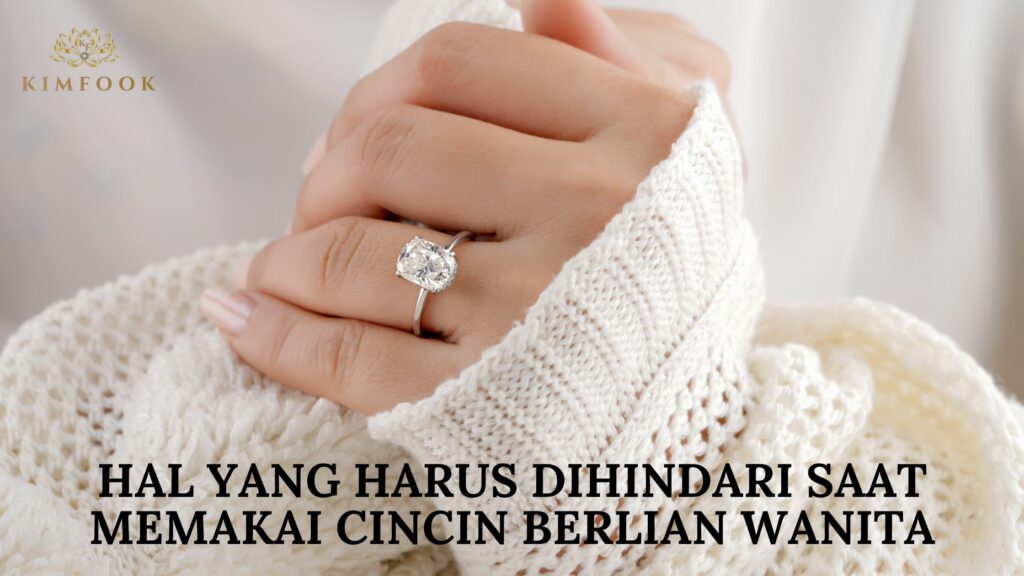 memakai cincin berlian wanita